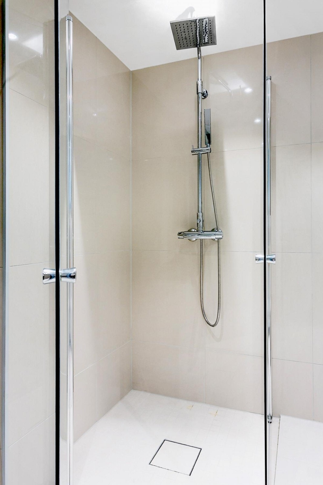 I dusjhjørnet er det montert innfellbare glassdører og regnfallsdusj. Galleribilde