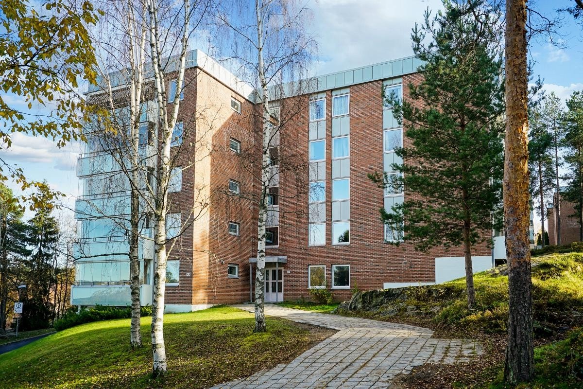 Eiendommen er delvis naturtomt med mye skog, og er ellers pent opparbeidet med plenarealer og fine beplantninger. Galleribilde