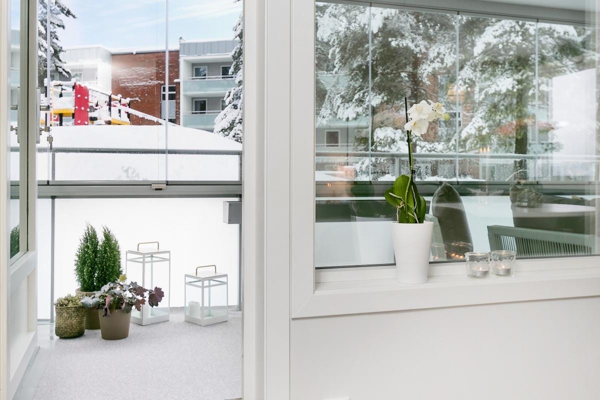Stuen har også utgang til en romslig, innglasset balkong som oppleves som et ekstra rom store deler av året. Galleribilde