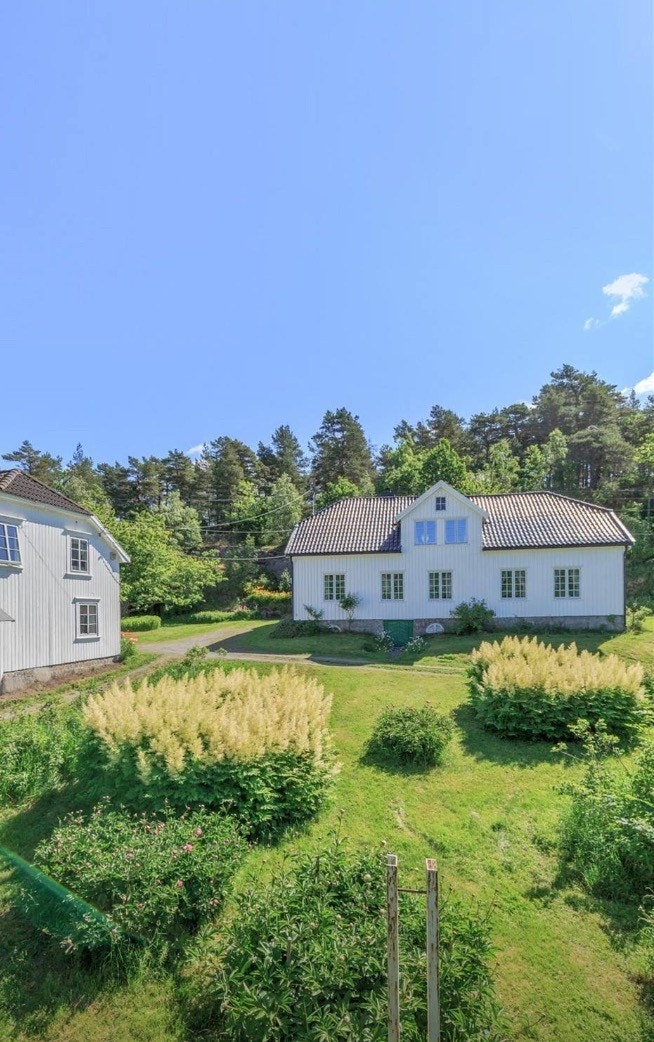 Hovedhuset- bryggerhuset til venstre Galleribilde