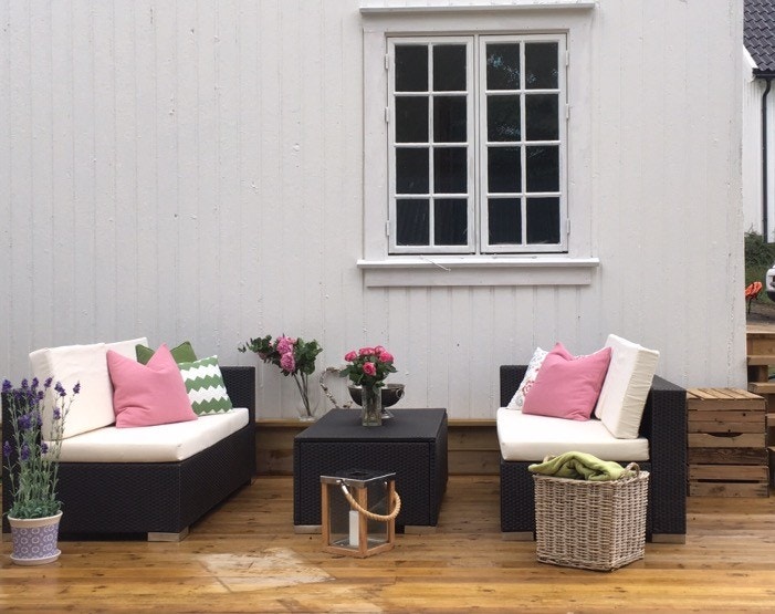 Bryggerhusets vestvendte terrasse (møbler følger ikke med) Galleribilde