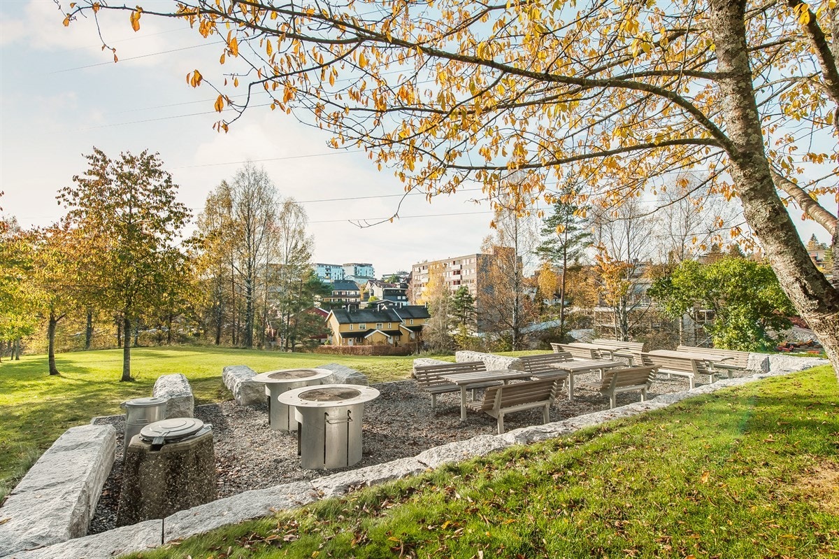 Det er opparbeidet fine utendørs oppholdsarealer både for barn og voksne. Galleribilde