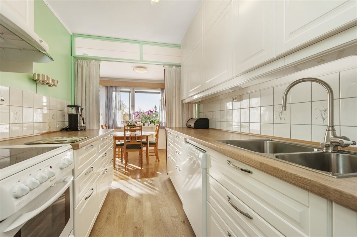 Kjøkkenet har en praktisk og god utforming, med god arbeidsplass og godt med skapplass. Galleribilde