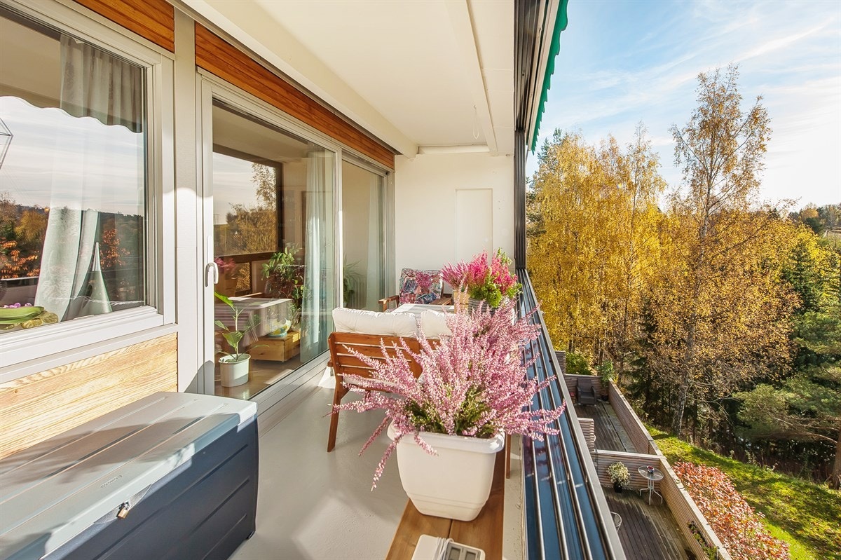 Balkongen er inglasset og kan derfor fint benyttes på kalde vinterdager. Galleribilde