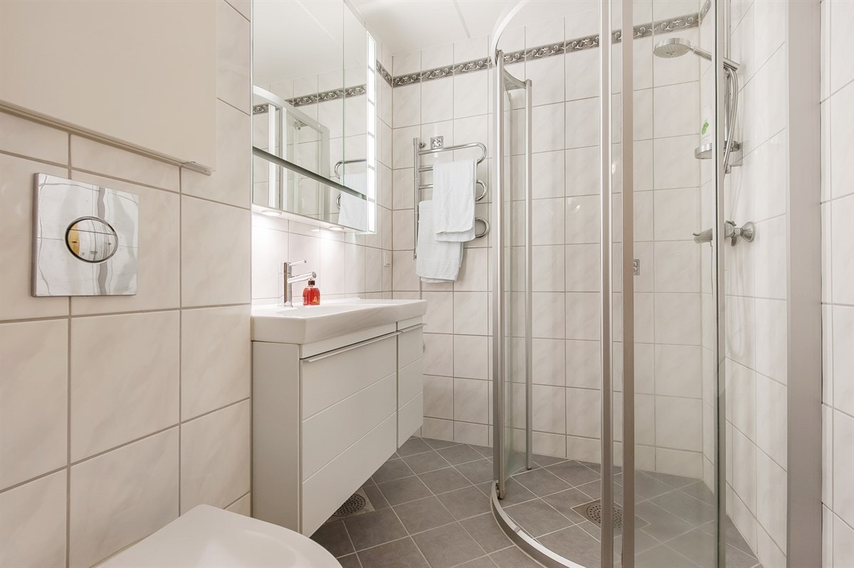 I 2011 ble badet modernisert/flissatt, arbeidet omfattet skifte av sluk og montering av hjelpesluk samt legging av foliemembran og nye vannrør. Galleribilde