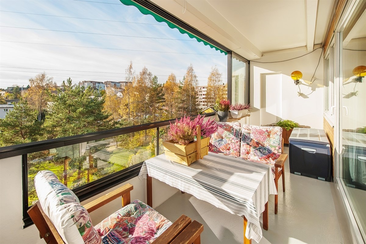 Hyggelig sydvestvendt balkong med gode solforhold dagen gjennom. Galleribilde