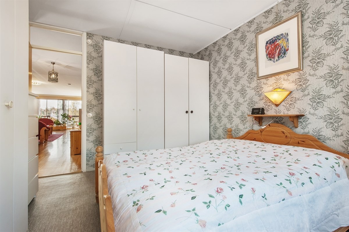 Hovedsoverommet med garderobeløsning og utsyn mot stue/balkong Galleribilde