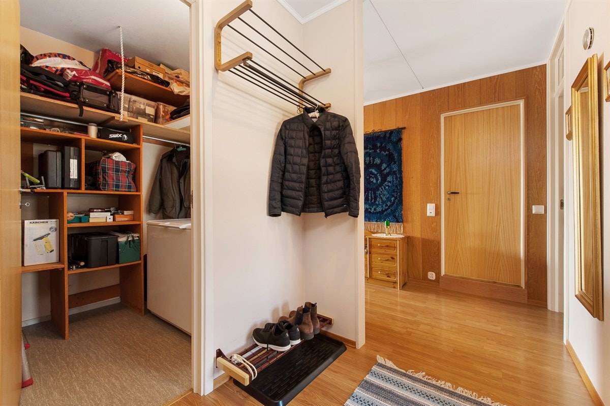 Hyggelig inngangsparti med dør inn til kott/oppevaringsrom på venstre side. Galleribilde