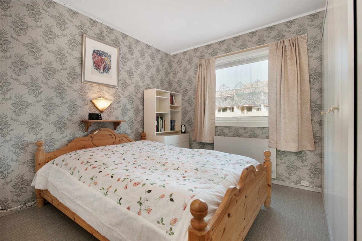 Hovedsoverommet er stort og har bra med skapplass. Galleribilde