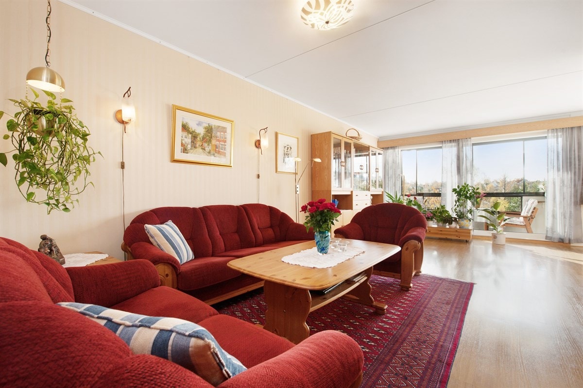 Lys og romslig stue med store vindusflater mot vest. Galleribilde