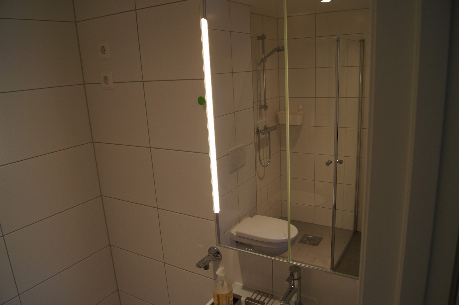 Innredning ,vegghengt toalett og moderne dusjhjørne ,opplegg før vaskemaskin og tørk. Downlights og gulvvarme Galleribilde