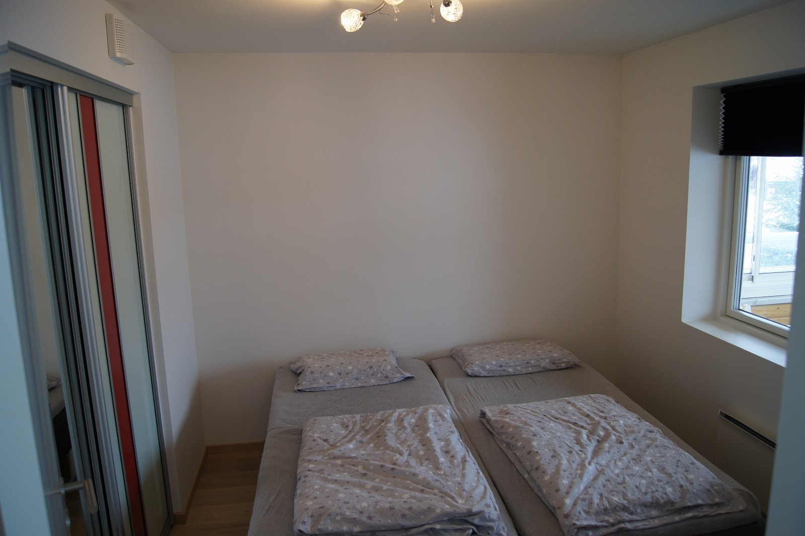Soverommet med stor skyvedørgarderobe Galleribilde