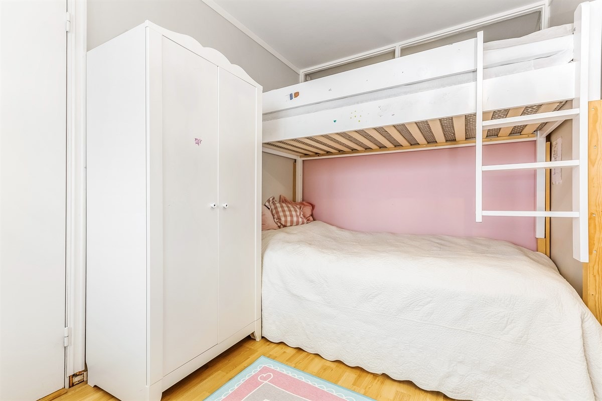 Soverom med plass til dobbeltseng. Galleribilde