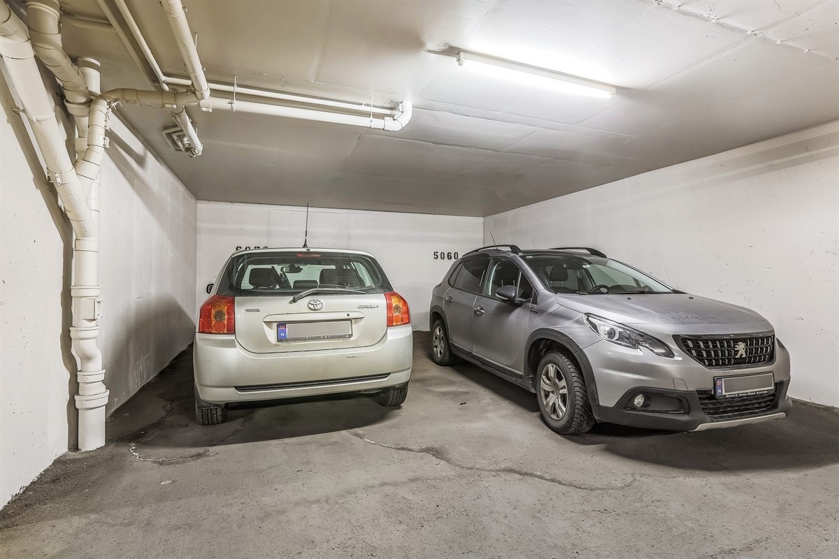 Det følger en biloppstillingsplass i felles garasjeanlegg. Galleribilde