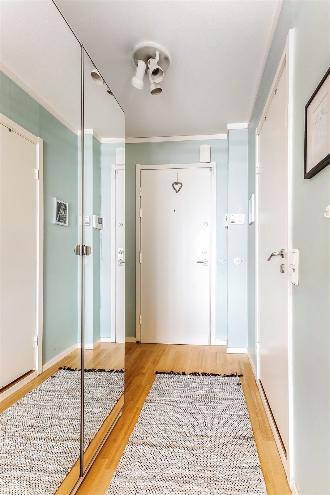 Entré med garderobeskap. Galleribilde