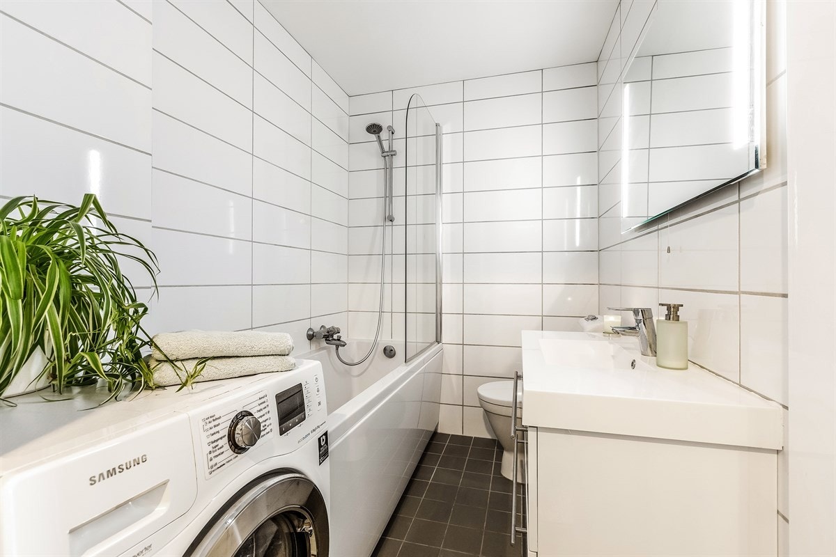 Flislagt bad med varmekabler. Opplegg for vaskemaskin. Badet ble pusset opp i 2015. Galleribilde