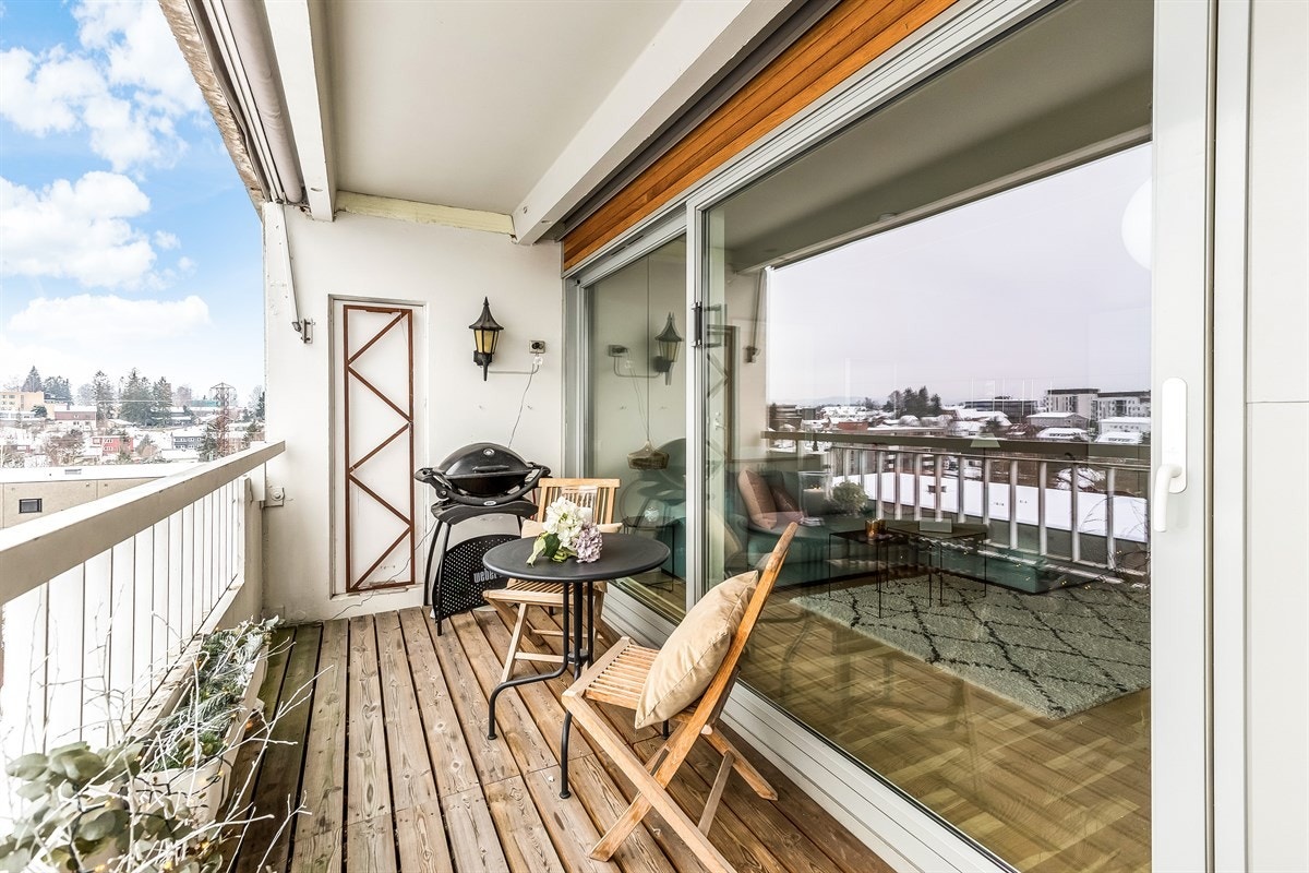 Balkong med ny lysegrå markise fra 2016. Galleribilde