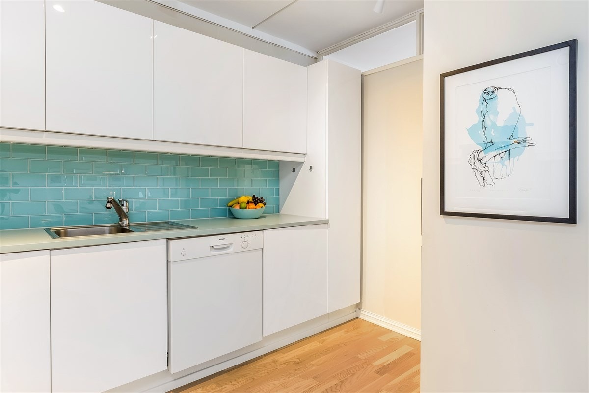 Fliser over benkeskap nye i 2016 fra Fired Earth. Opplegg for oppvaskmaskin. Galleribilde