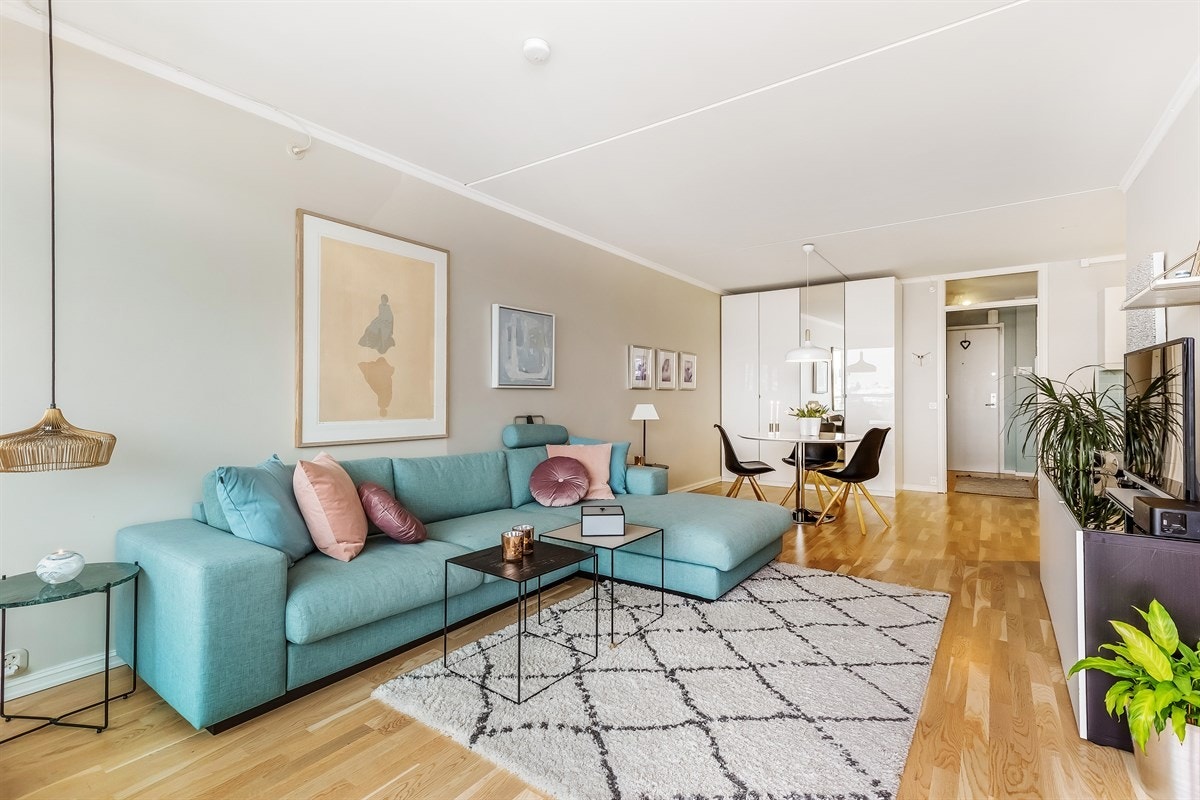 Stue og kjøkken i åpen løsning. Parkett i kjøkken og stue fra 2015. Galleribilde