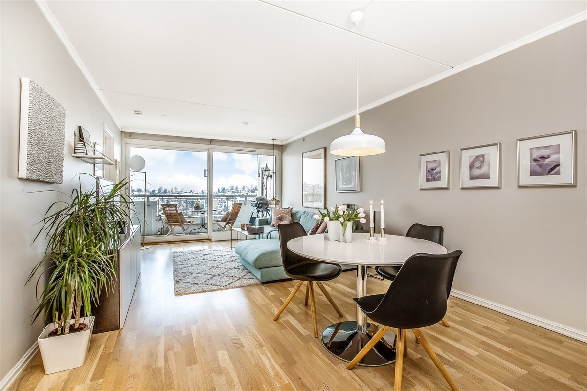 Lys stue med plass til sofagruppe og spisebord. Galleribilde