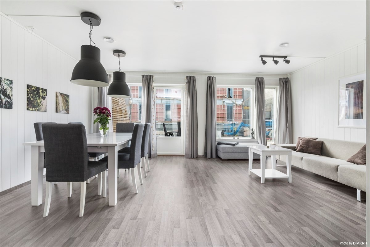 Spisestue rett ved kjøkkenet. Galleribilde