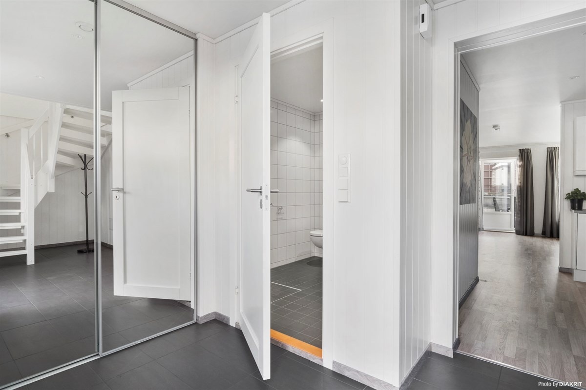 Hallen har skyvedørsgarderobe med speil. God lagringsplass Galleribilde