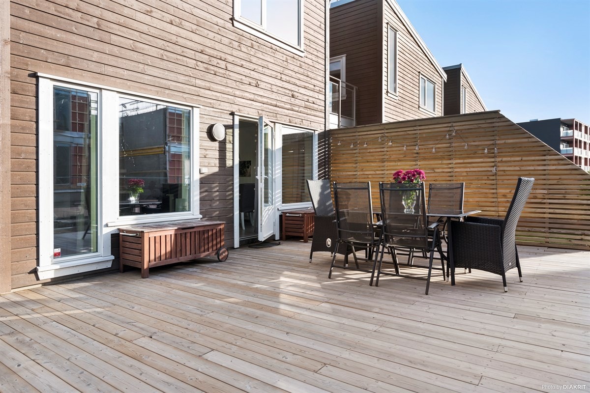 Terrassen er utvidet med platting i trykkimpregnerte materialer Galleribilde