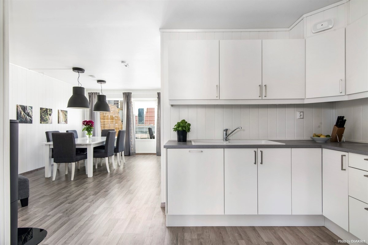 Kjøkkenet har god skap- og benkplass Galleribilde
