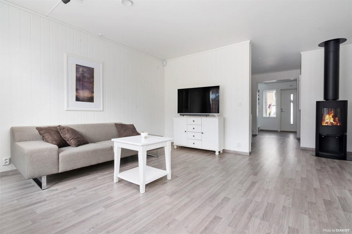 Stuen har rentbrennende vedovn og god plass til sofa og bord Galleribilde