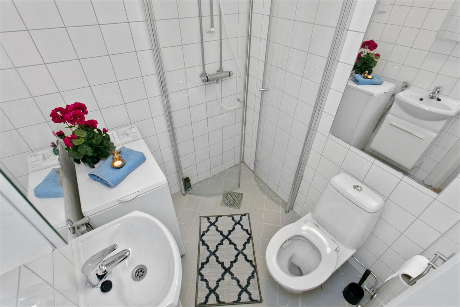 Varmekabler i gulv, servantskap, dusjhjørne og speil. Opplegg for vaskemaskin. Galleribilde