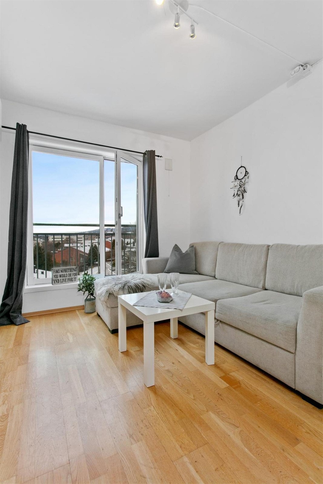 Leiligheten ble malt med i november 2017. Lysmalt tak og vegg, parkett på gulv. Galleribilde