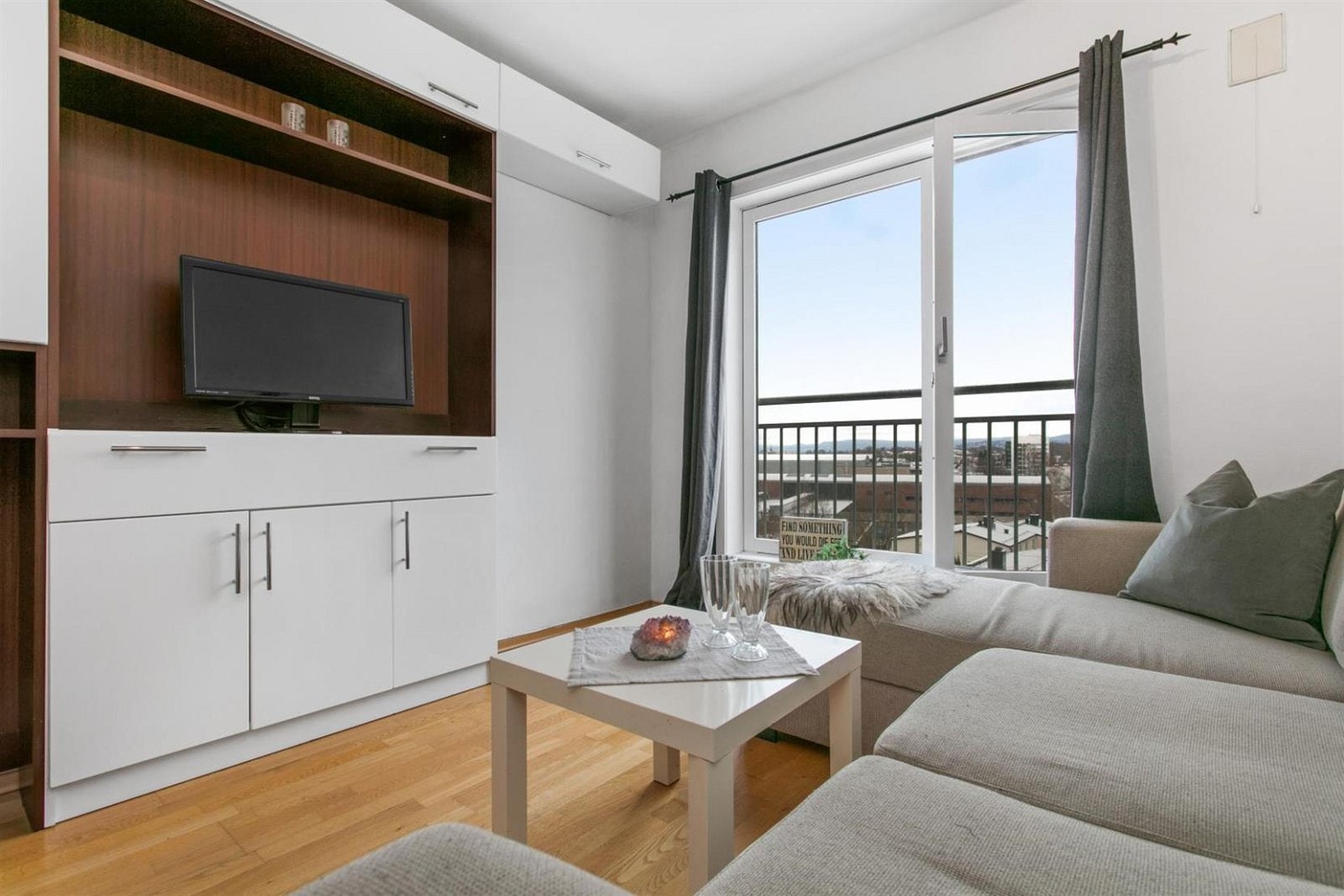 Fastmontert skap med god oppbevaringsplass og praktiske hylleløsnigner Galleribilde