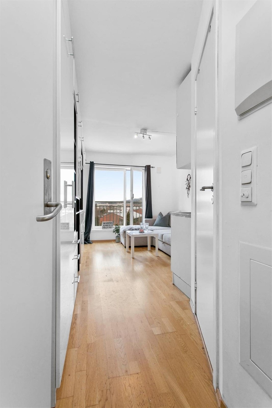 Førsteinntrykket kan skapes bare en gang - her er leilighetens flotte inngangsparti. Galleribilde