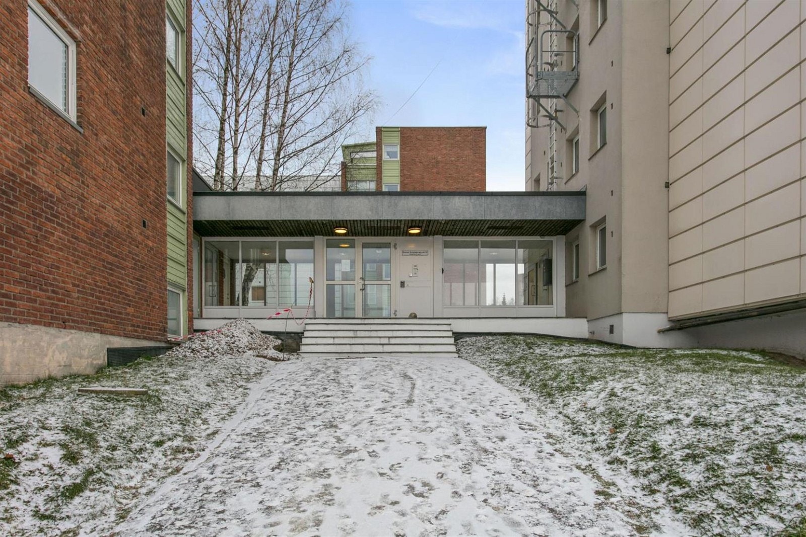 Hyggelig inngangsparti. Fra A-bygget kan man ta heisen opp til leiligheten. Galleribilde