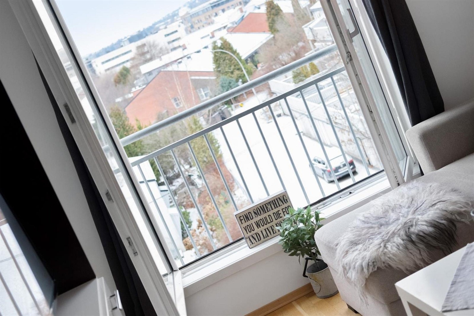 I tillegg til franske balkongen har man tilgang til et fantastisk takterrasse. Perfekt for grilling om sommeren! Galleribilde