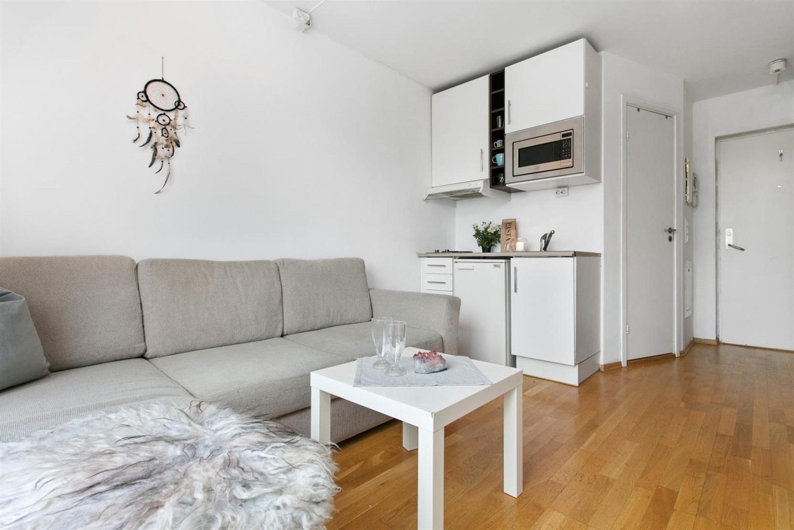 Koselig ett-roms på 15 kvm med god plass til en sofagruppe. Galleribilde