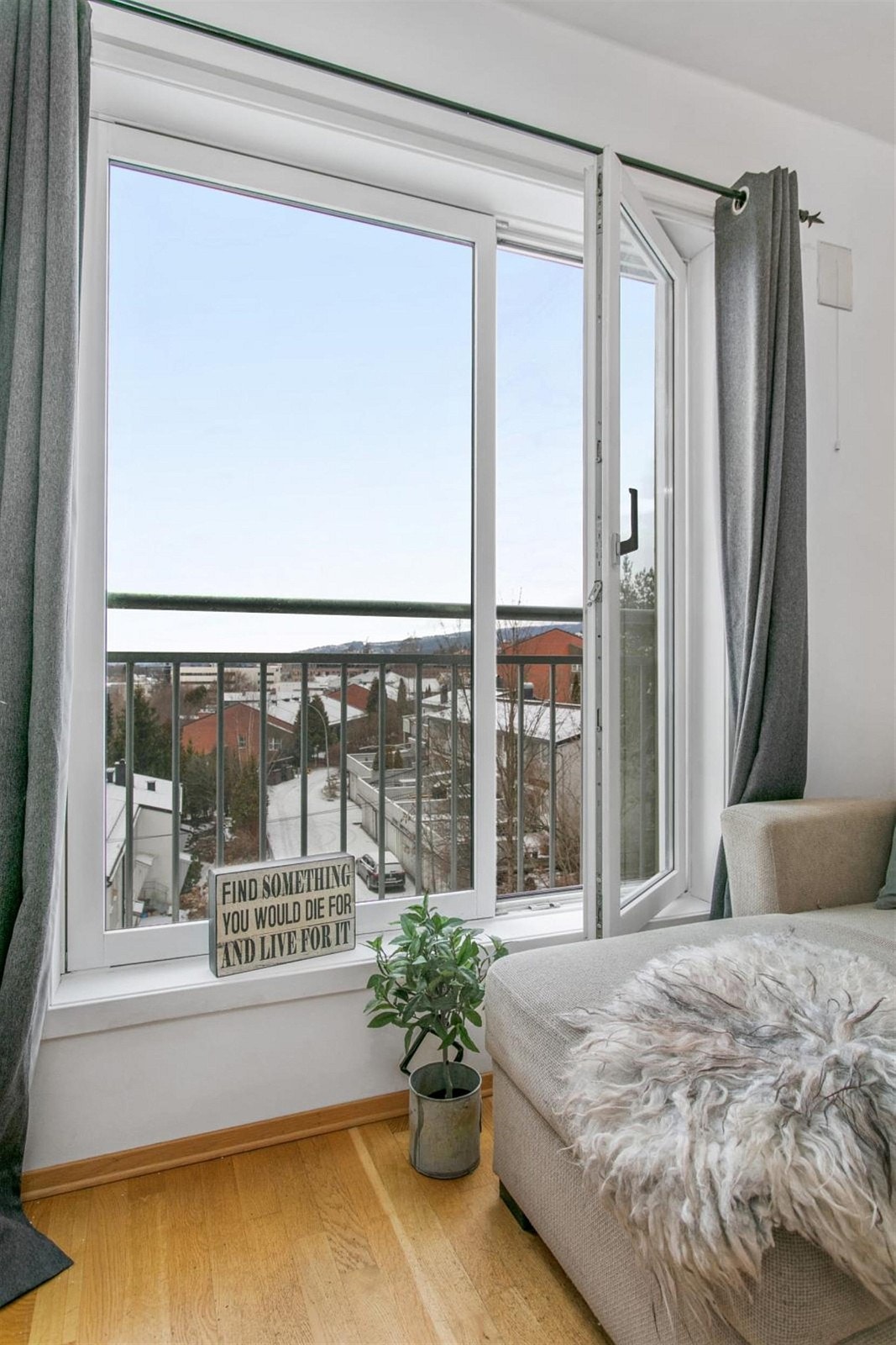 Store vindusflater som slipper inn mye naturlig lys og som kan lett åpnes på begge sider. Galleribilde