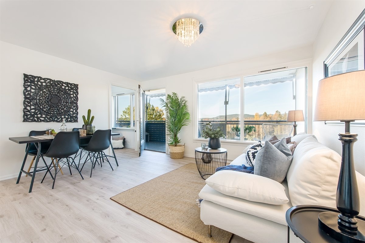 Lys og luftig stue med store vindusflater som gir gode lysforhold. Galleribilde