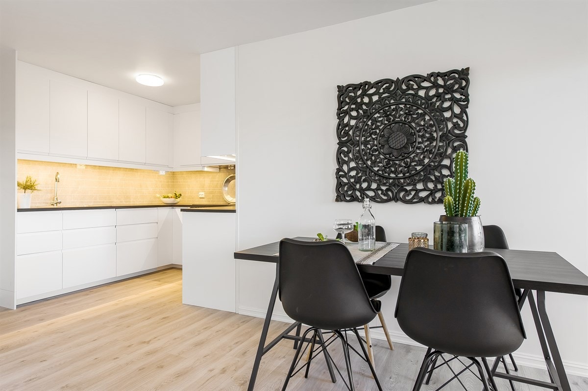 Hyggelig sittegruppe ved siden av kjøkkenet hvor gode måltider kan nytes. Galleribilde