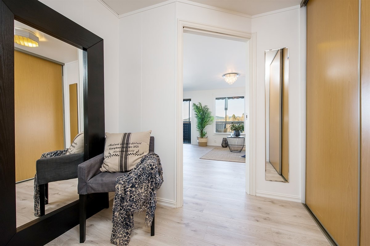 Romslig entré med skyvedørsgarderobe. Galleribilde