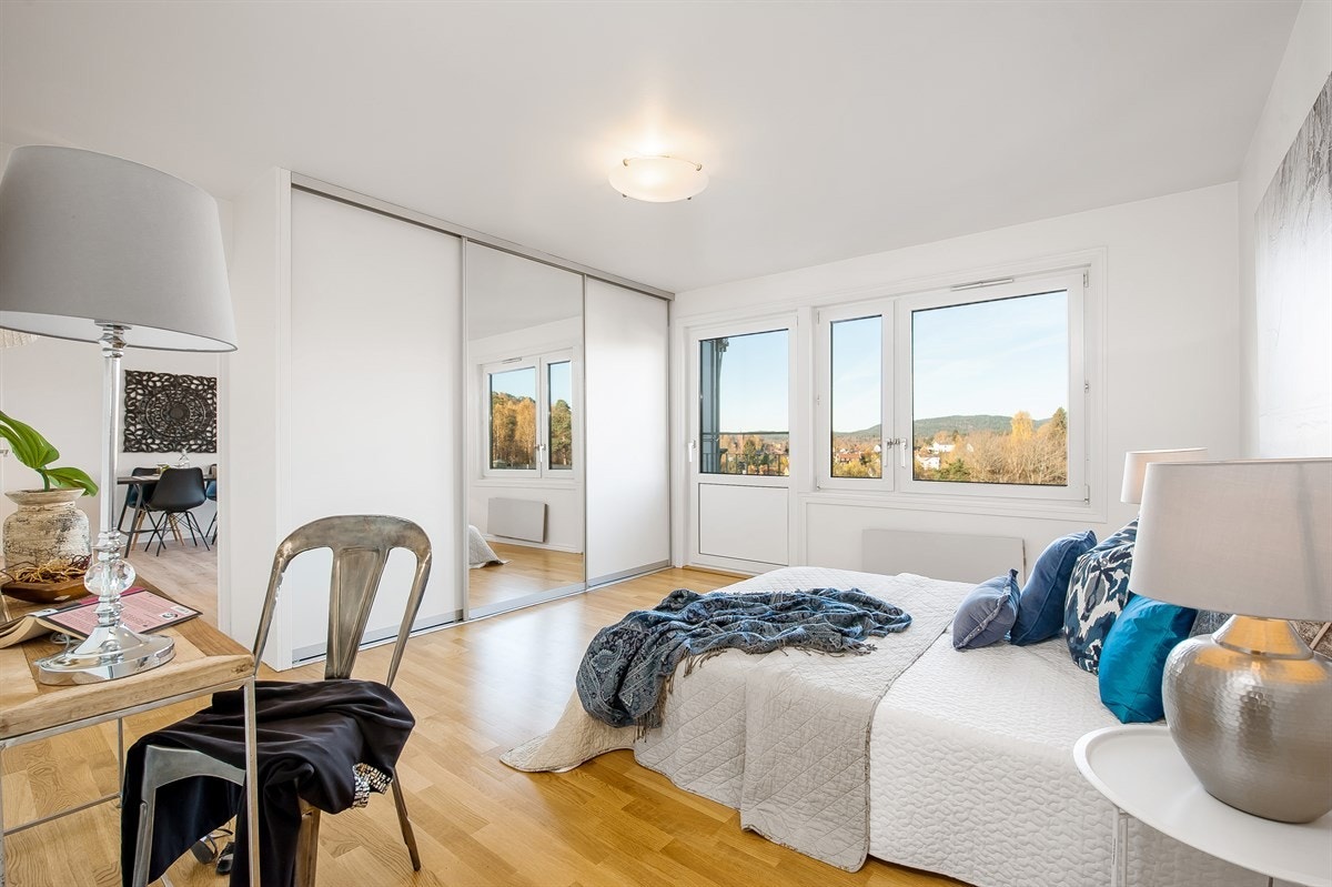 Hovedsoverommet er av god størrelse, med god plass til dobbeltseng og skyvedørsgarderobe. Galleribilde
