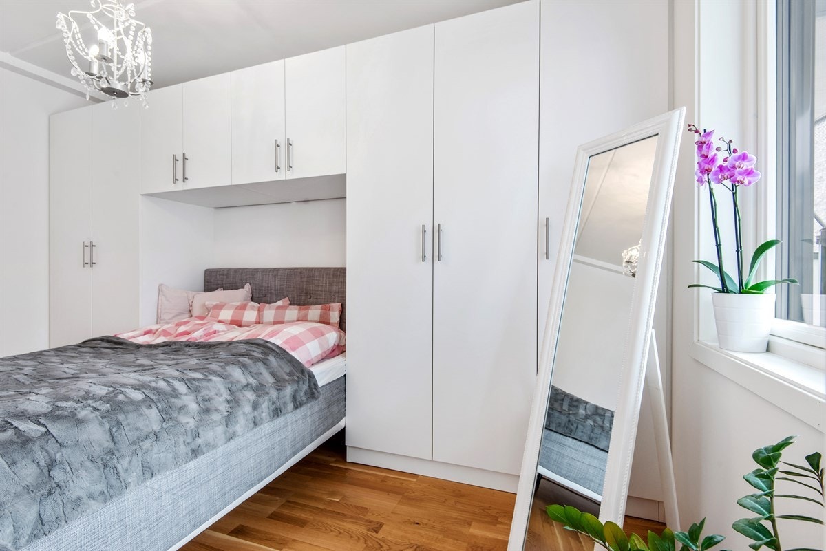 Stort soverom med god plass til dobbeltseng Galleribilde