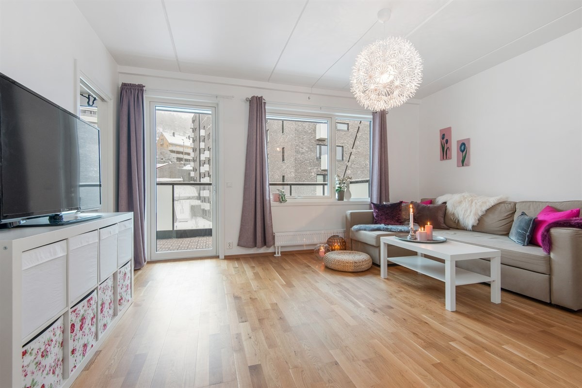 Store vindusflater gir rikelig med naturlig lys Galleribilde