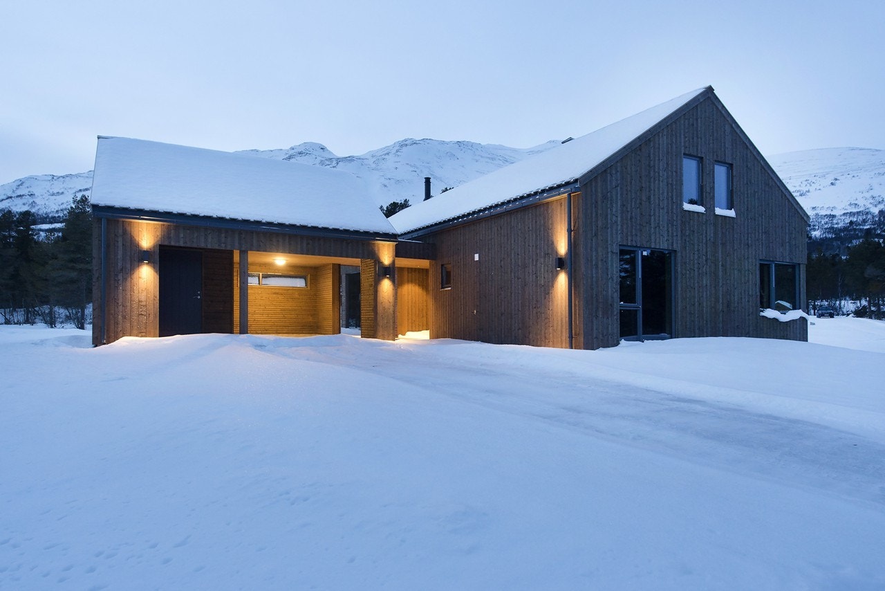 Flott nyoppført hytte med egen carport Galleribilde
