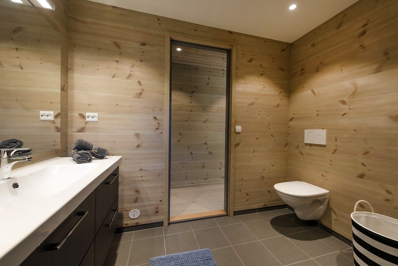 Badet har også veggopphengt toalett. Galleribilde