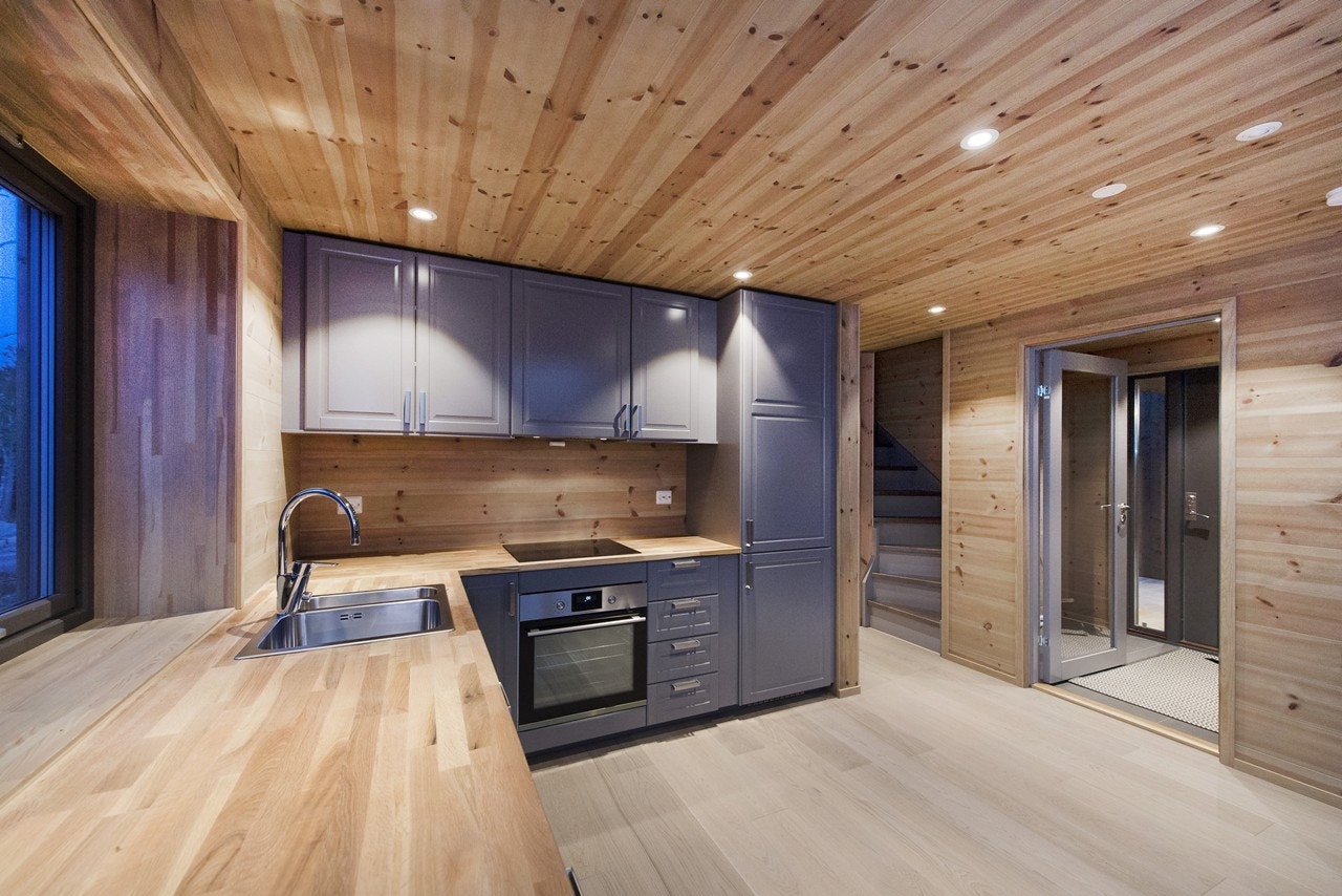 Pent og nyoppført kjøkken med integrerte hvitevarer Galleribilde