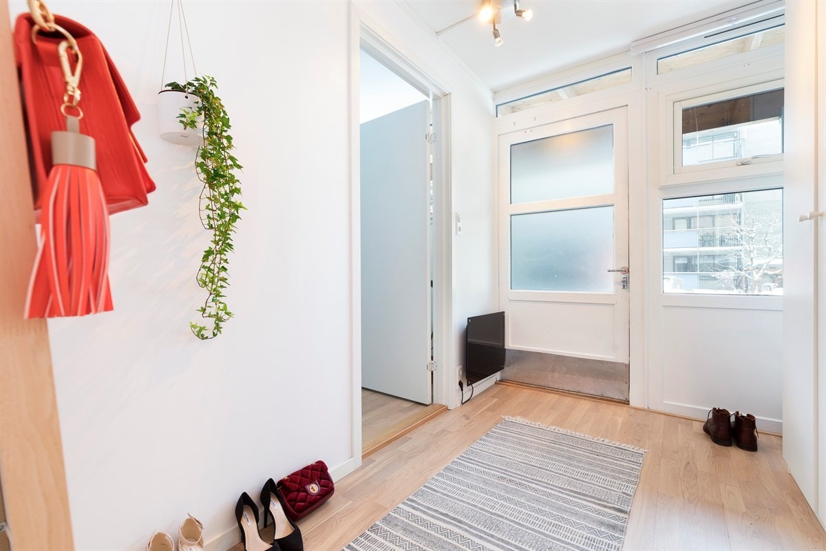 Romslig entre med skap- og skoplass Galleribilde