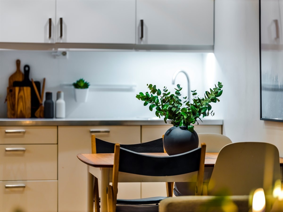 Godt med plass til spisebord, stoler - venner og familie :) Galleribilde