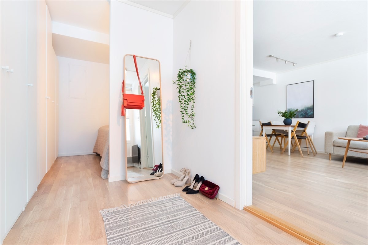 Fra entreen inn mot soverom. Skap langs hele venstre vegg Galleribilde