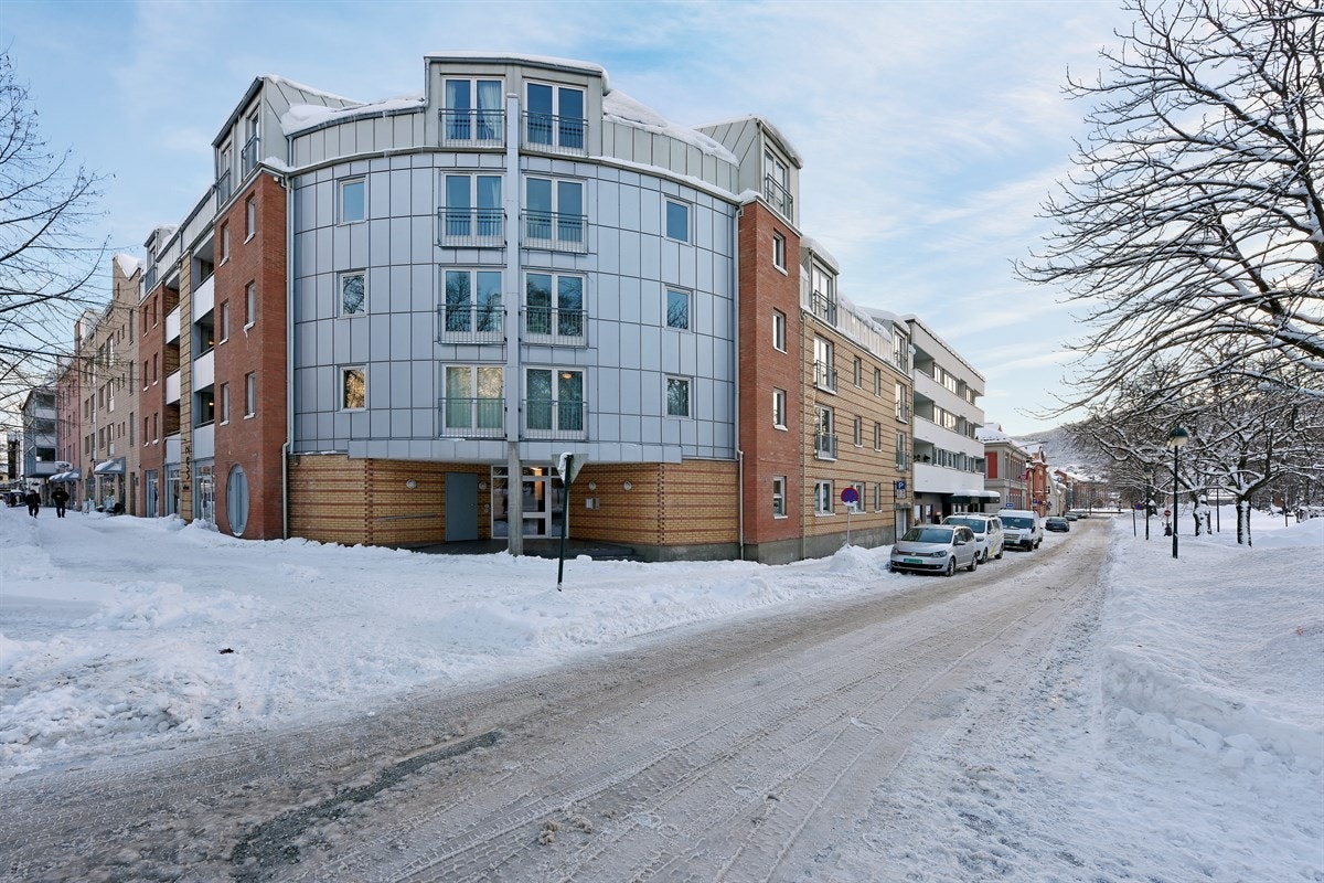 Nærmeste holdeplass er Torget Vest som ligger like ved boligen. Galleribilde